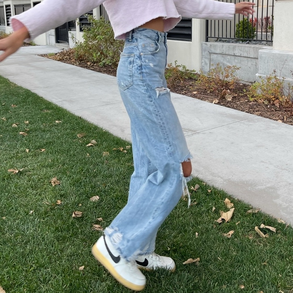Bershka THE 90s Light Wash Distressed Denim – Women’s 24 (XS)